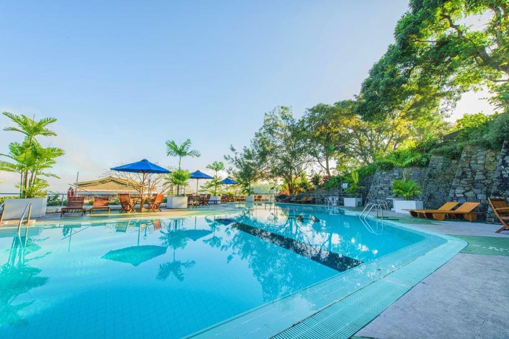 4* Hotel Topaz or Similar